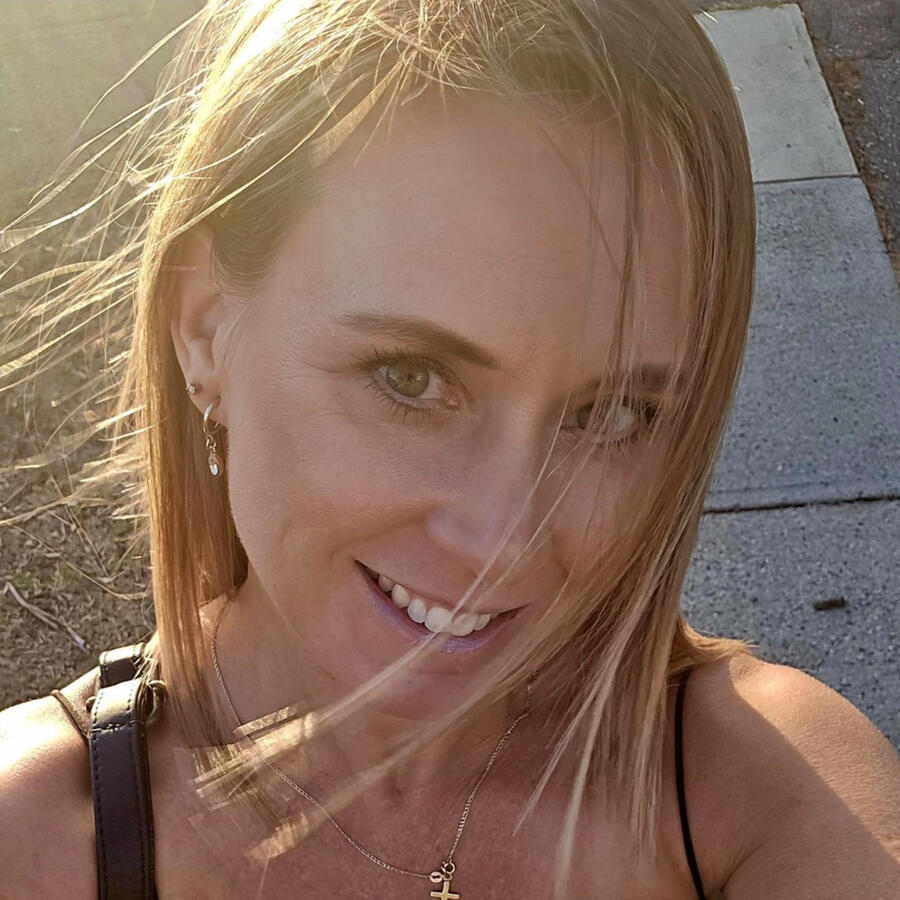 Naomi Naomi Holly